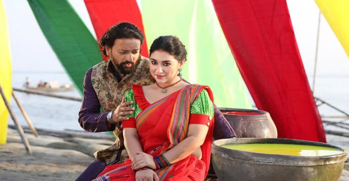 ‘লাল শাড়ি’র হল বাড়লো