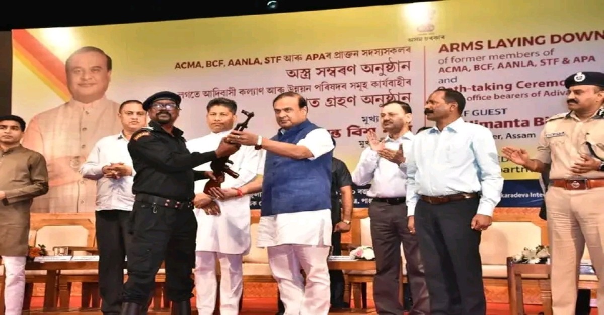 মুখ্যমন্ত্রী হিমন্তের হাতে অস্ত্র তুলে দিলেন ১১৮২ জঙ্গি