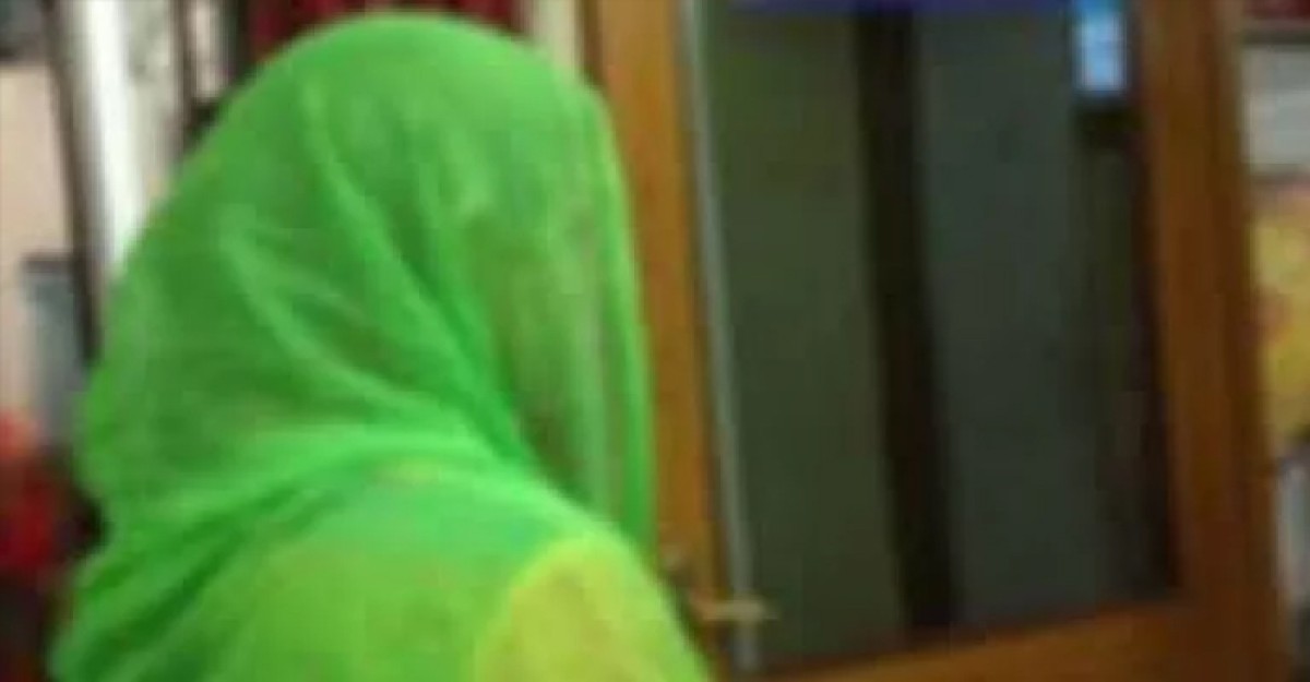 বিয়ের দাবিতে প্রেমিকের বাড়িতে প্রেমিকার অনশন