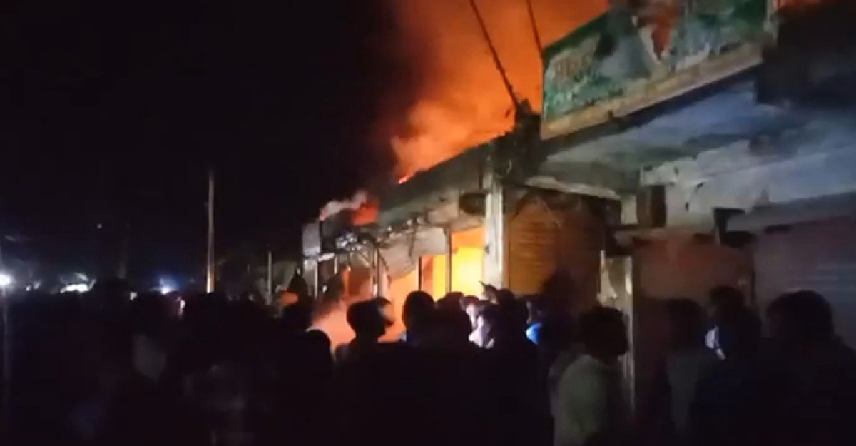 জলঢাকায় ভয়াবহ অগ্নিকান্ডে ৪ দোকান পুড়ে ছাঁই