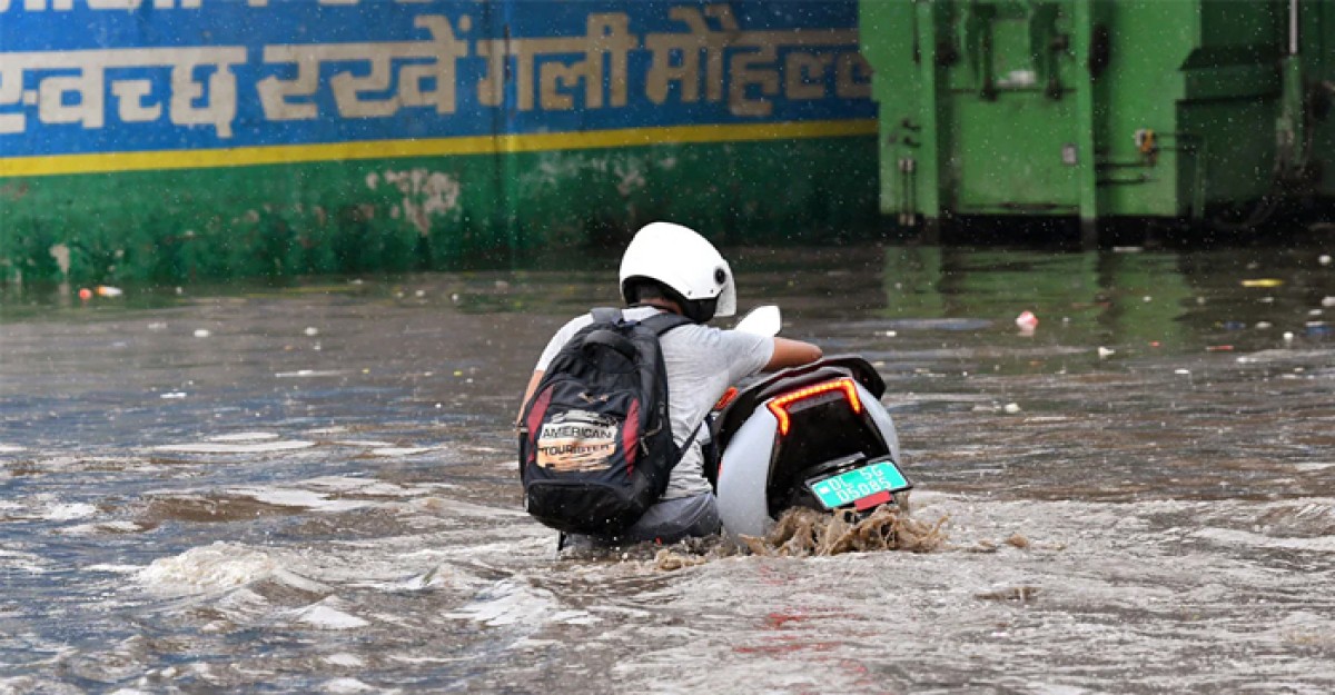 দিল্লিতে ভারী বৃষ্টিপাতে প্রাণ গেল ১২ জনের