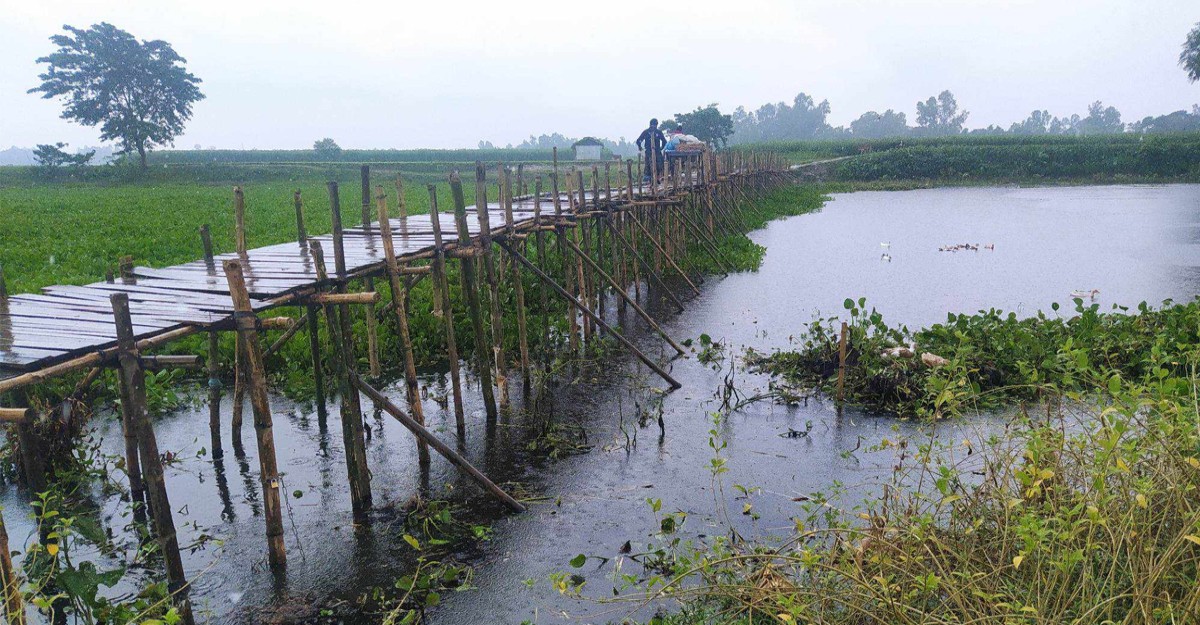 সেতুর অভাবে দুর্ভোগে ১২ হাজার মানুষ