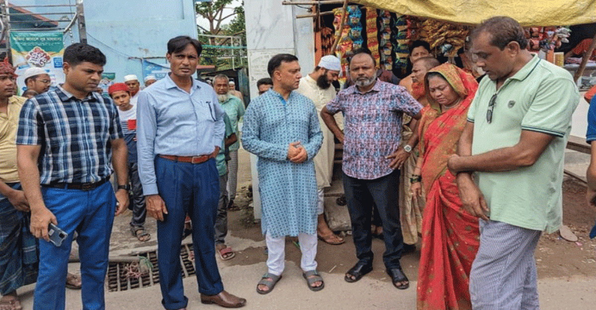 মসিকের পানি নিস্কাশন ব্যবস্থার উন্নয়ন পরিদর্শন করেছেন: মেয়র টিটু