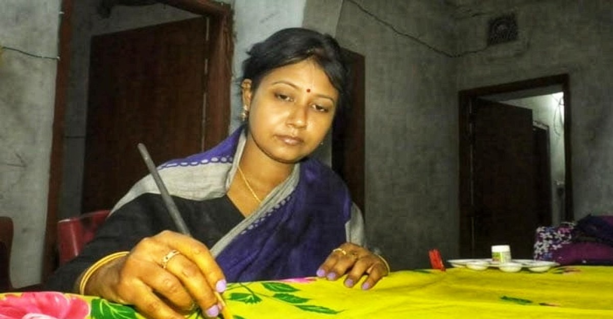 ভোলায় হ্যান্ড পেইন্টিং করে স্বনির্ভর নারী উদ্যোক্তা প্রমিতা এনি
