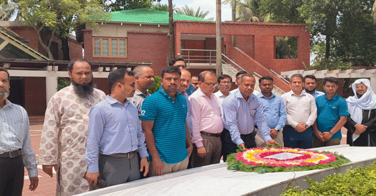 বঙ্গবন্ধুর সমাধিতে সওজ’র অতিরিক্ত প্রধান প্রকৌশলী মো. জামাল উদ্দিনের শ্রদ্ধা