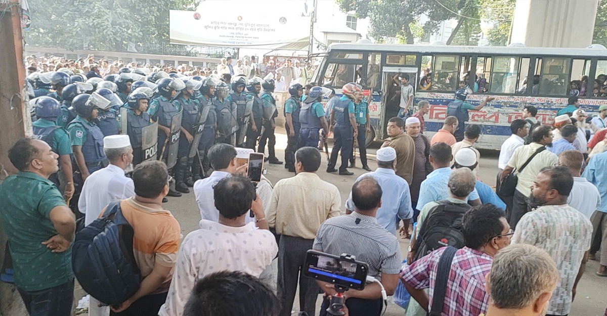 জাতীয়করণের দাবিতে মাঠে নেমেছে শিক্ষকরা