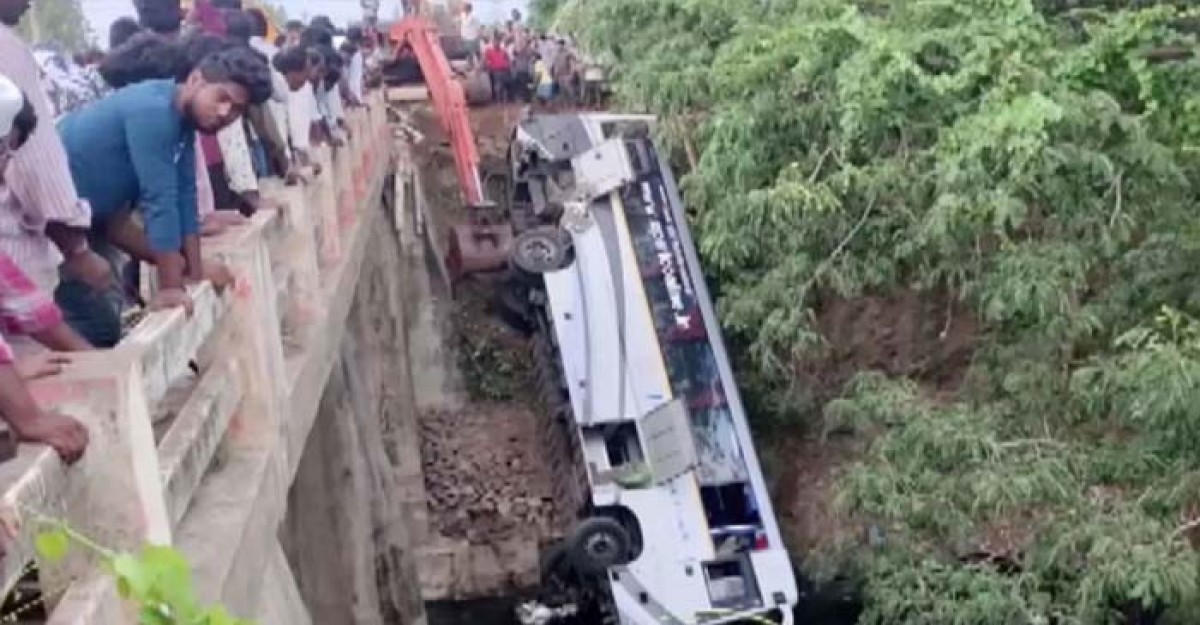 বিয়েবাড়ি থেকে ফেরার পথে বাস দুর্ঘটনায় নিহত ৭