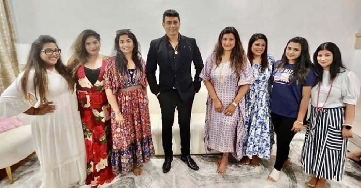 যুক্তরাষ্ট্রে মেয়েদের সঙ্গে ছবি তুলতেই সময় যাচ্ছে জায়েদ খানের