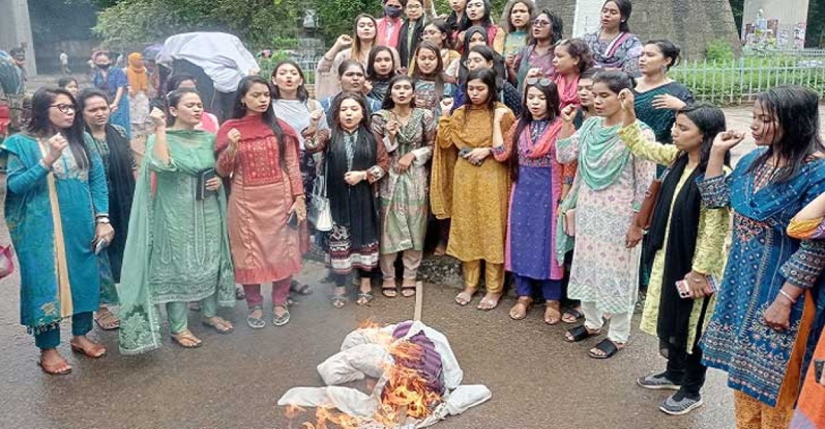 বুশরাকে নিয়ে কুরুচিপূর্ণ বক্তব্য দেওয়ায় ফখরুলের কুশপুত্তলিকা দাহ