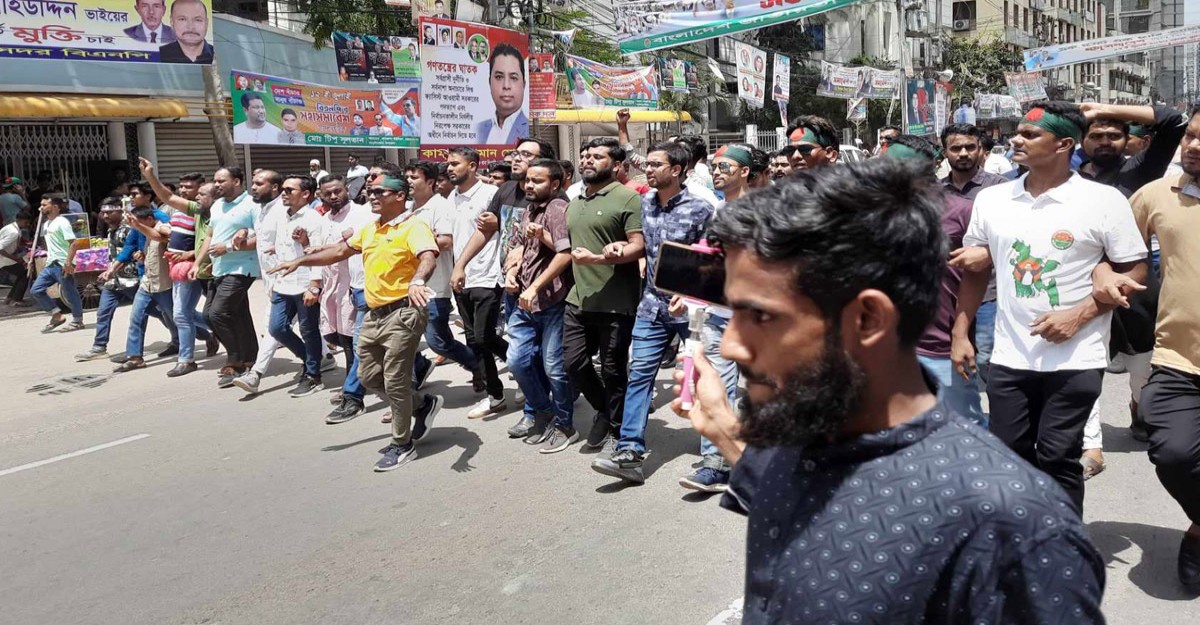 প্রস্তুত বিএনপির সমাবেশ মঞ্চ, দলে দলে আসছেন নেতাকর্মীরা