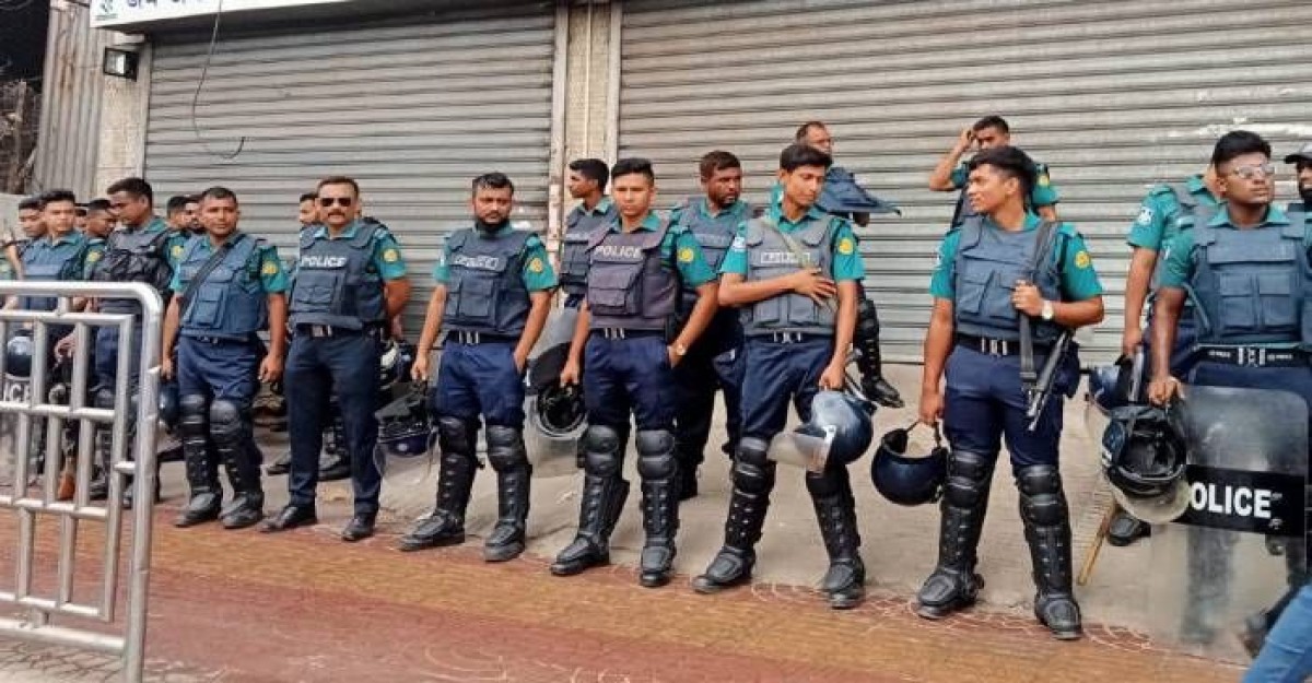 রাজধানীর মোড়ে-মোড়ে কঠোর অবস্থানে পুলিশ