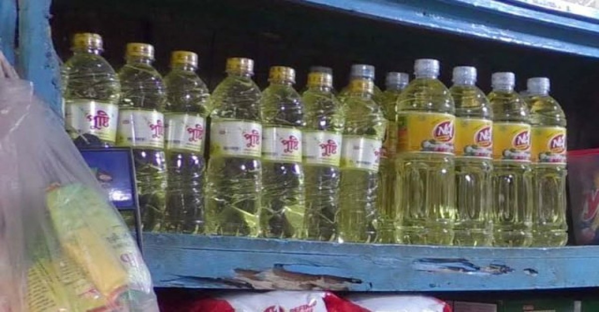 হিলিতে বাড়তি দামে বিক্রি হচ্ছে সয়াবিন তেল