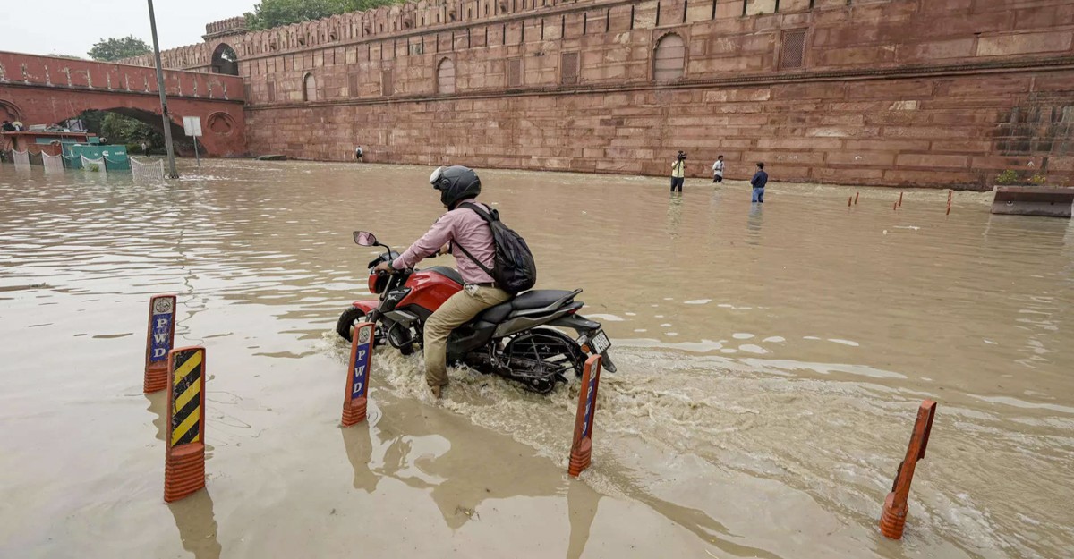 ভয়াবহ বন্যায় বিপর্যস্ত দিল্লি
