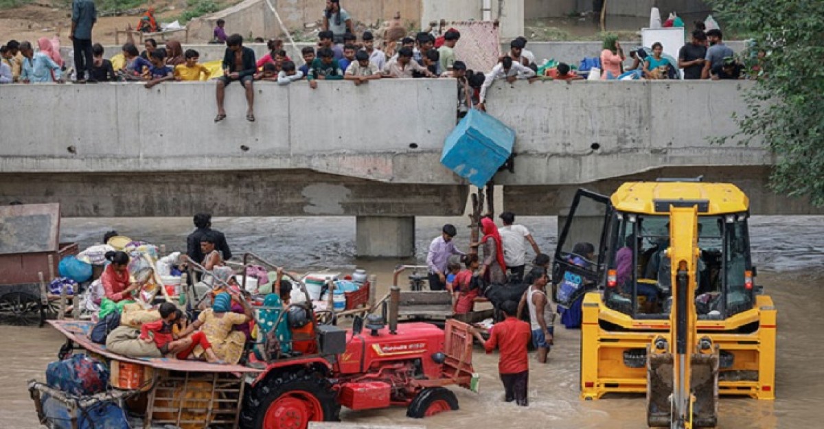দিল্লিতে বন্যায় শতাধিক মানুষের মৃত্যু