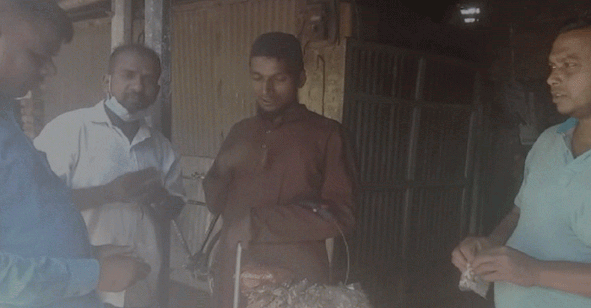 বাদাম বিক্রি করে জীবিকা নির্বাহ করে বিরামপুরের দৃষ্টিপ্রতিবন্ধী রাজু