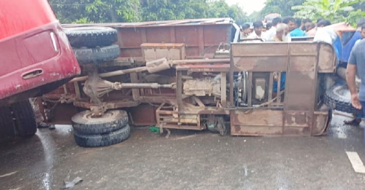 বাস-ট্রলি মুখোমুখি সংঘর্ষে প্রাণ গেল ৩ জনের