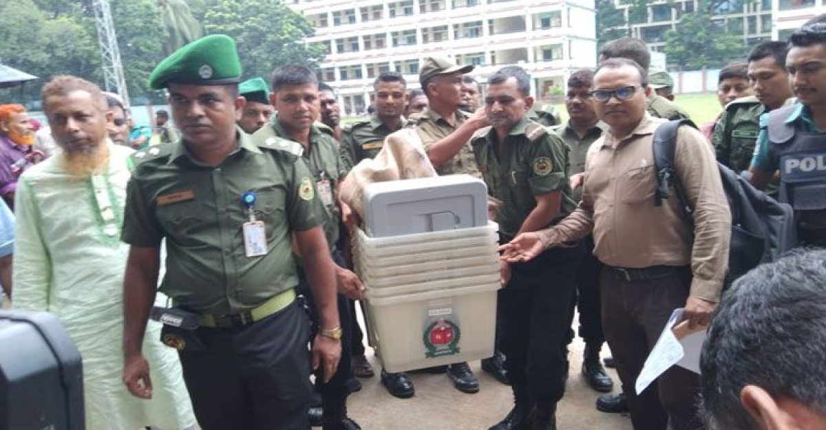 কেন্দ্রে কেন্দ্রে পৌঁছেছে নির্বাচনী সরঞ্জাম