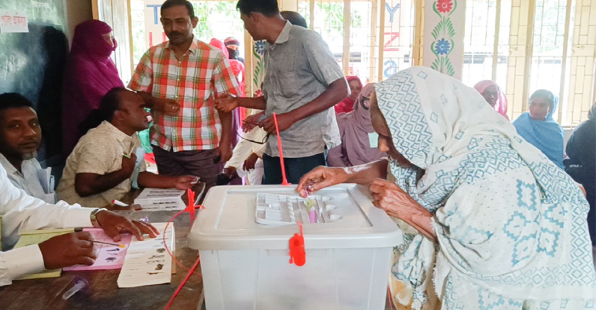 জীবননগর আন্দুলবাড়িয়া ইউপিতে চলছে ভোটগ্রহণ