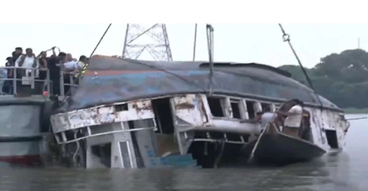 বুড়িগঙ্গায় ওয়াটার বাস ডুবে নিখোঁজ ১৫, ৩ মরদেহ উদ্ধার