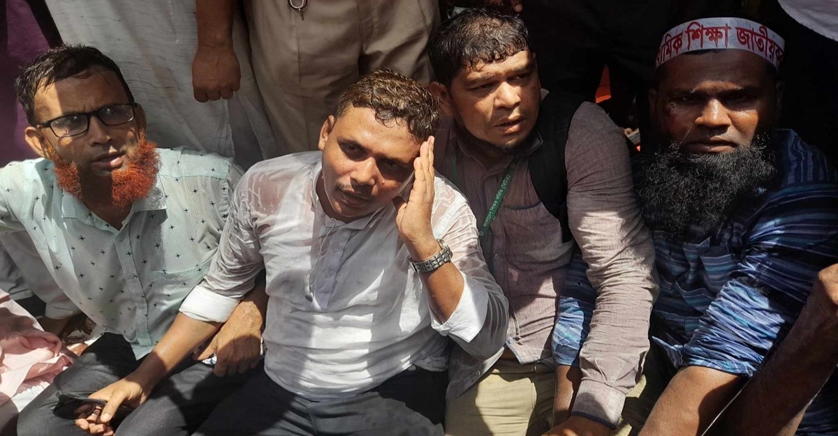 পুলিশের বিরুদ্ধে শিক্ষকদের পেটানোর অভিযোগ
