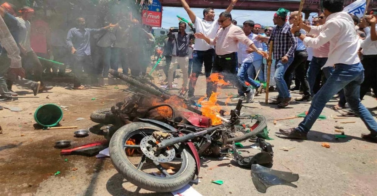 মিরপুরে বিএনপি-ছাত্রলীগের সংঘর্ষ চলছে, মোটরসাইকেলে আগুন
