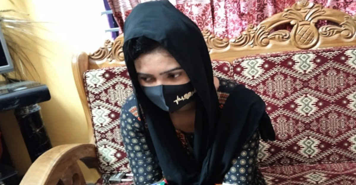 বিয়ের দাবিতে প্রেমিকের বাড়িতে তরুনীর অবস্থান