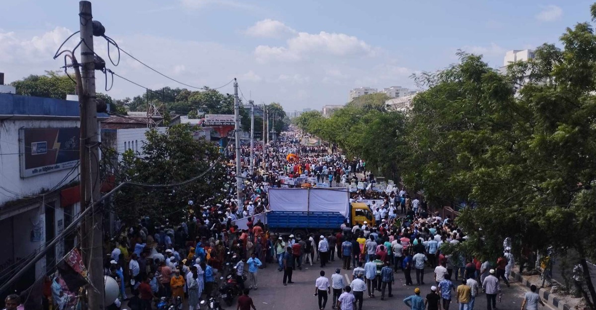 আ.লীগের স্লোগানে প্রকম্পিত ঢাকার রাজপথ, শান্তি শোভাযাত্রা শুরু
