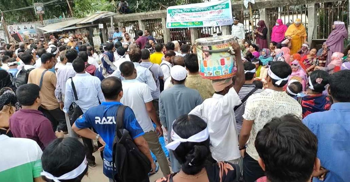 প্রধানমন্ত্রীর আশ্বাস ছাড়া ঘরে ফিরছেন না শিক্ষকরা