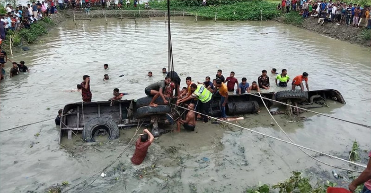 ঝালকাঠিতে নিয়ন্ত্রণ হারিয়ে বাস পুকুরে, শিশুসহ নিহত বেড়ে ১৮