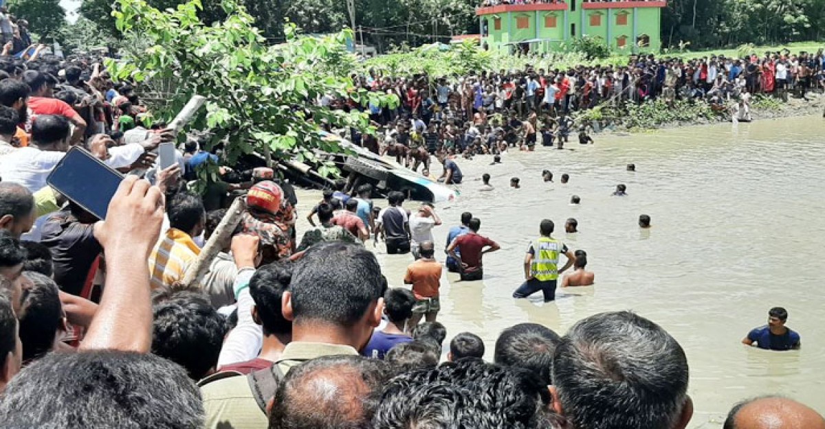ঝালকাঠিতে বাস দুর্ঘটনায় নিহতদের পরিবারে চলছে শোকের মাতম