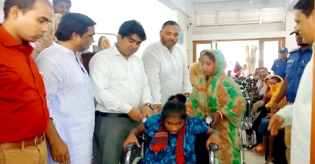 নাগরপুরে প্রতিবন্ধীদের মাঝে হুইল চেয়ার বিতরণ