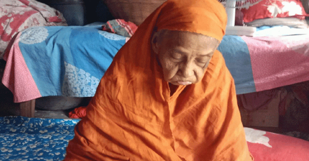 শ্রীনগরে শতবর্ষী বৃদ্ধা মায়ের ঠাঁই হলো না ছেলের ঘরে