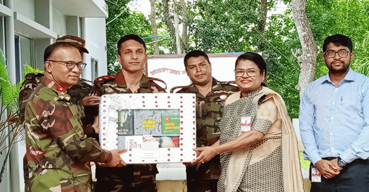 খাগড়াছড়ি সেনা রিজিয়নের উদ্যোগে আর্থিক অনুদান ও বই বিতরণ