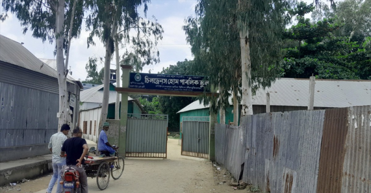 স্কুল ছাত্রকে রোদে দাঁড় করিয়ে অধ্যক্ষের অমানবিক শাস্তি