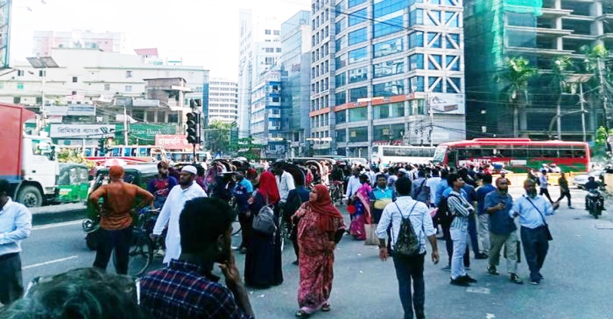 পাল্টাপাল্টি সমাবেশ: রাজধানীতে তুলনামূলক কম গণপরিবহন চলছে