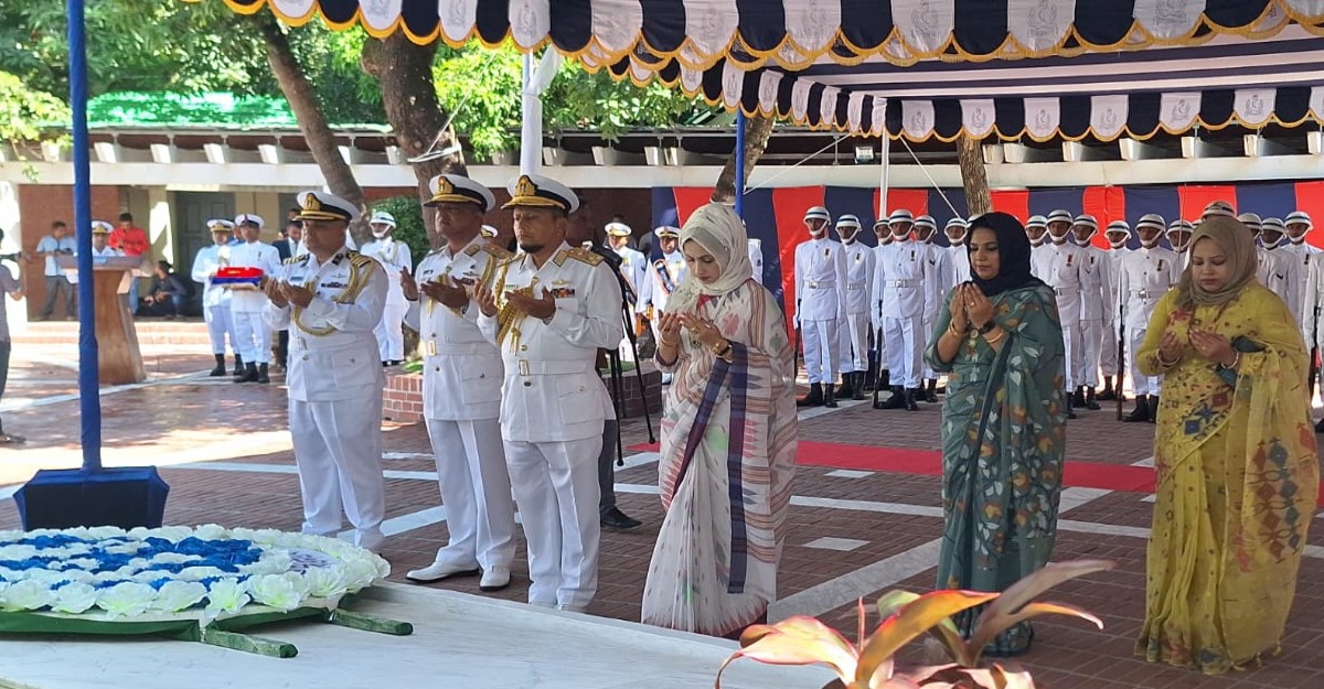 বঙ্গবন্ধুর সমাধিতে নৌবাহিনী প্রধানের শ্রদ্ধা নিবেদন