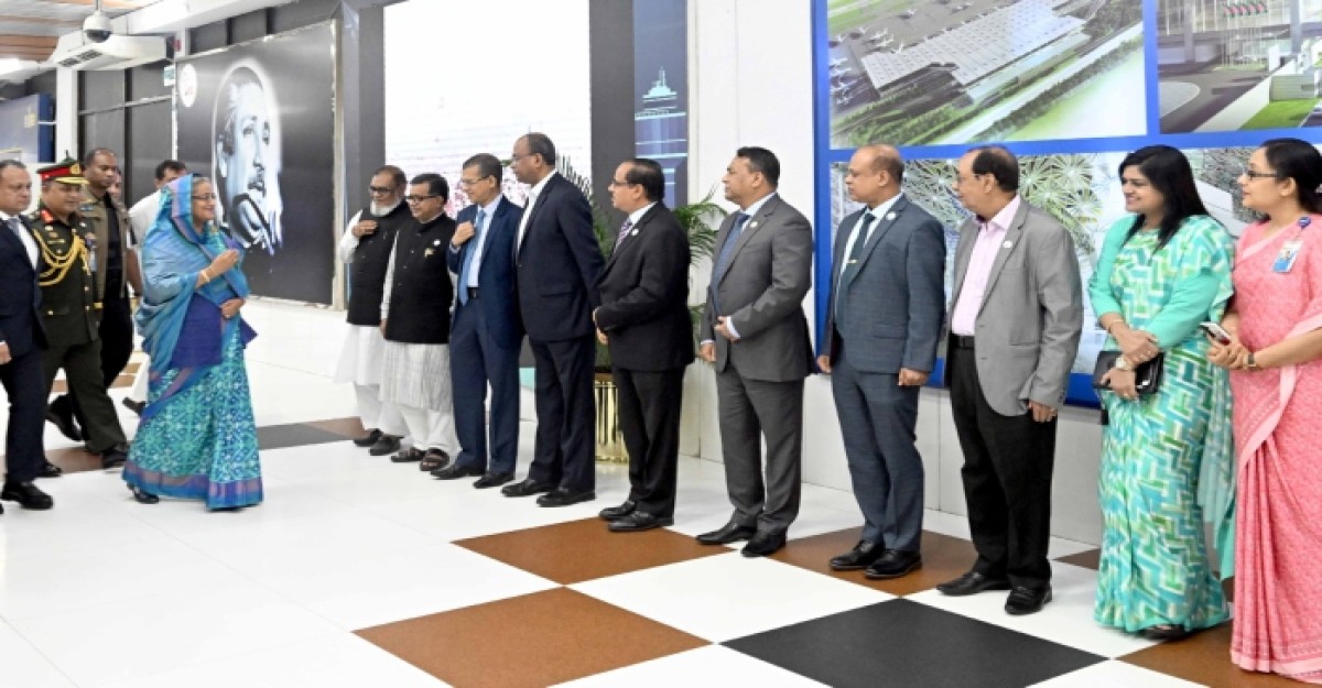বঙ্গভবনের পুকুরে মাছের পোনা অবমুক্ত করলেন রাষ্ট্রপতি