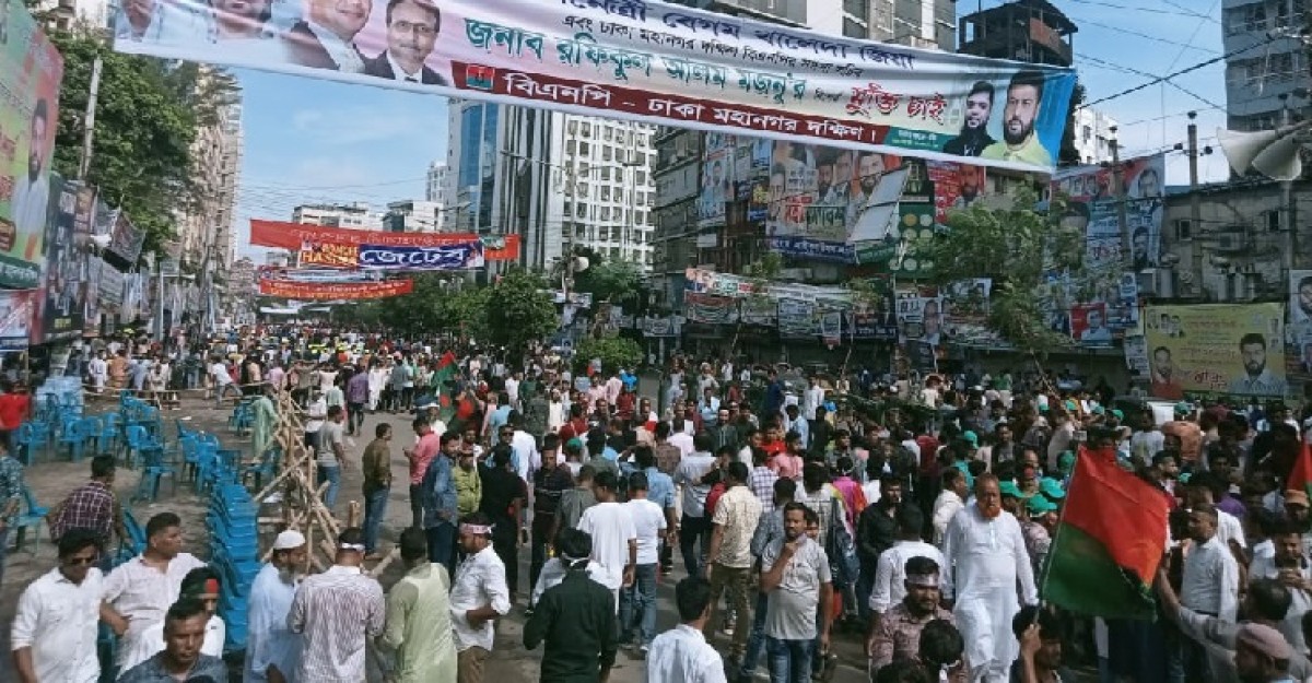 নয়াপল্টন অভিমুখে জনতার স্রোত
