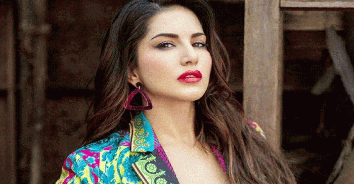 সানি লিওনের বিরুদ্ধে টাকা আত্মসাতের অভিযোগ