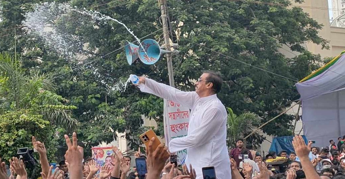 নেতাকর্মীদের গায়ে পানি ছিটিয়েছেন শামীম ওসমান