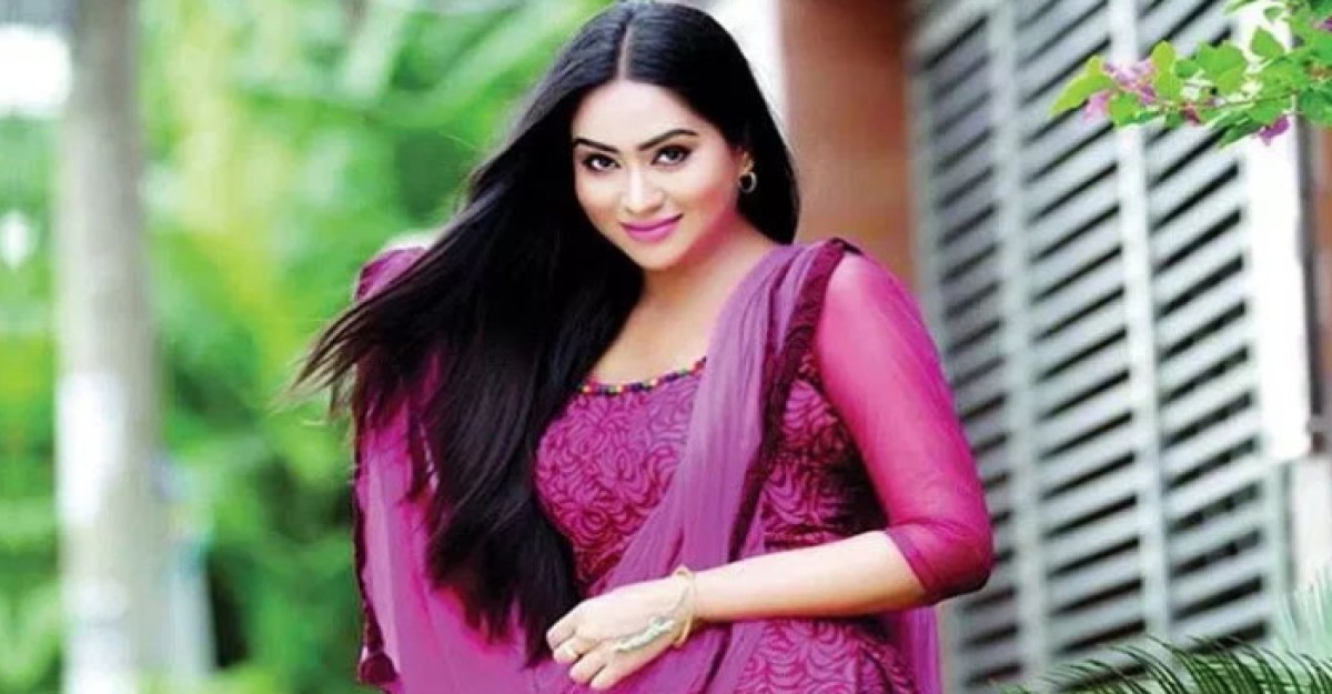 সাংবাদিক চরিত্রে আবারও মম