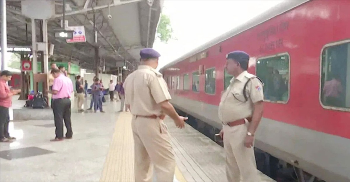 ভারতে ট্রেনে নিরাপত্তাকর্মীর গুলিতে নিহত ৪