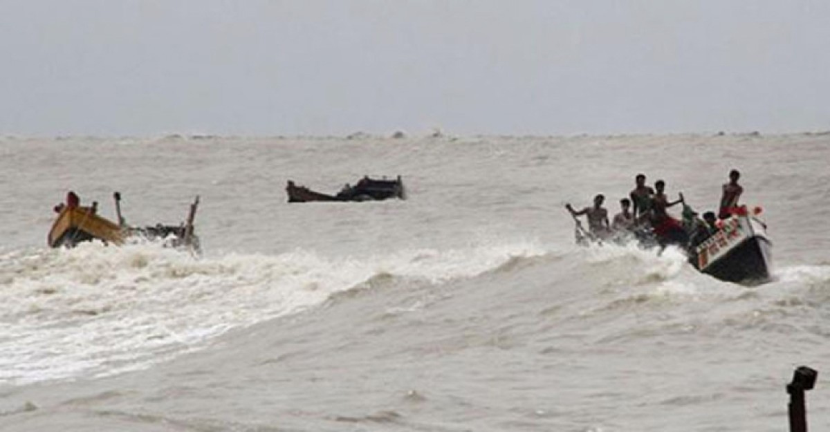 বঙ্গোপসাগরে ১০ ট্রলারডুবি, ৩০ জেলে নিখোঁজ