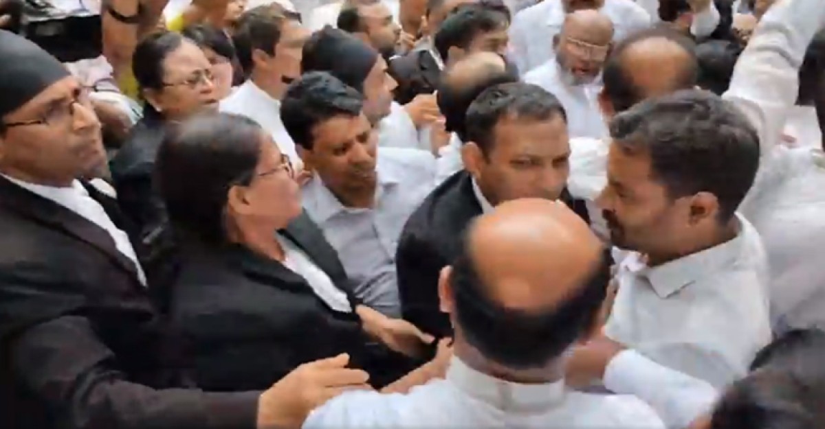 আদালত প্রাঙ্গণে বিএনপি-আওয়ামীপন্থি আইনজীবীদের ধস্তাধস্তি