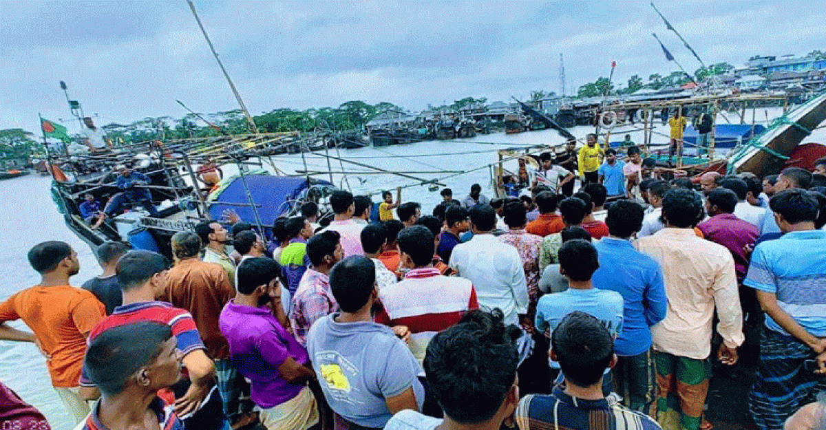 বঙ্গোপসাগরে ঝড়ের কবলে ৪ টি ট্রলার ডুবি: ৬৮ মাঝি উদ্ধার