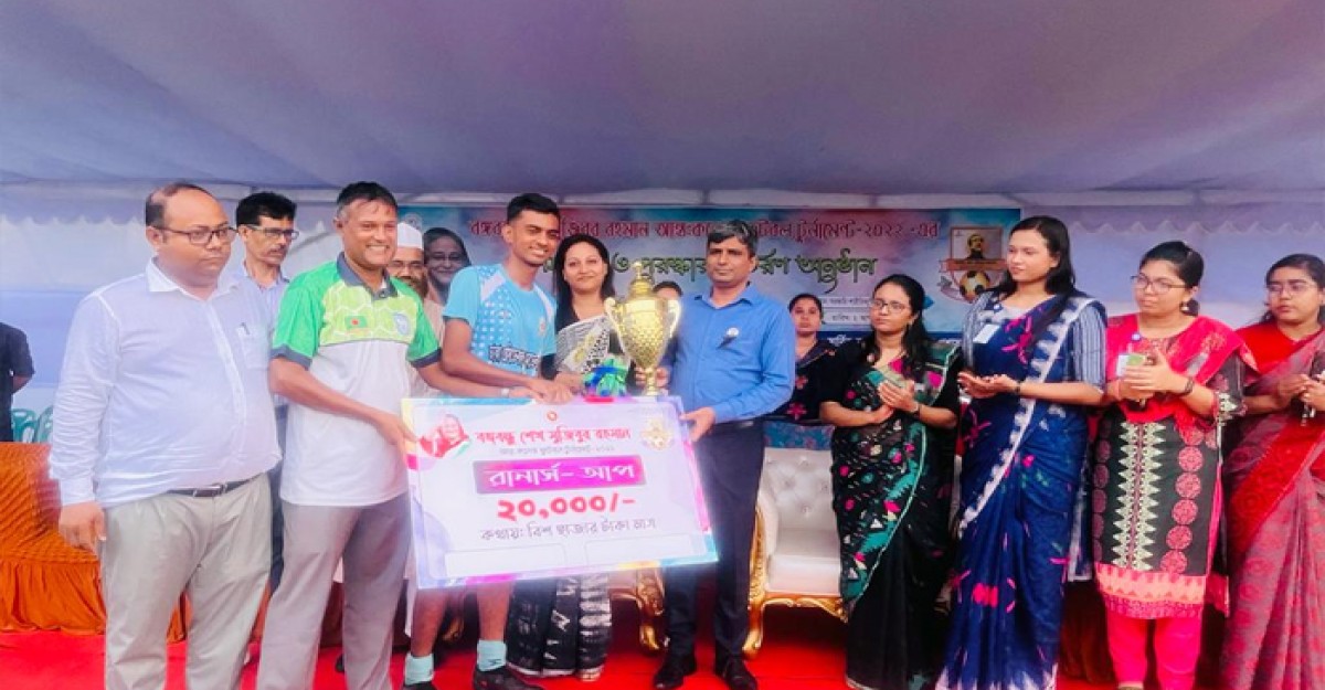 বঙ্গবন্ধু ফুটবল টুর্নামেন্টের পুরস্কার বিতরণ করলেন ঢাকা জেলা প্রশাসক