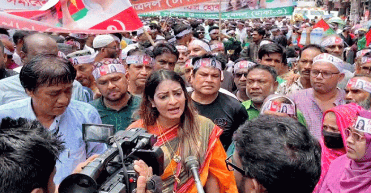 বৃষ্টি উপেক্ষা করেই চলছে বিএনপির সমাবেশ