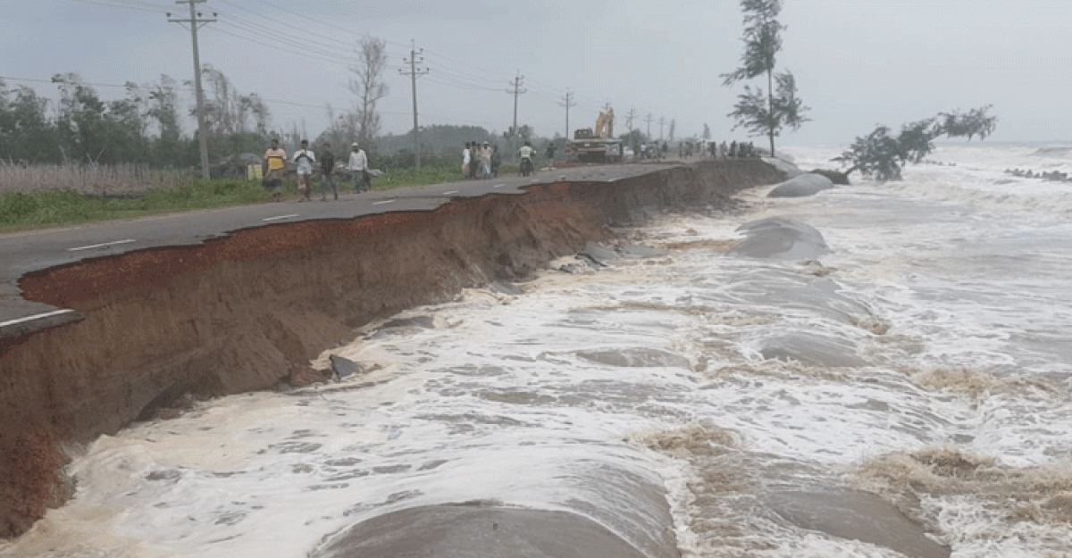 ঢেউয়ের আঘাতে মেরিন ড্রাইভের ভাঙন বাড়ছে