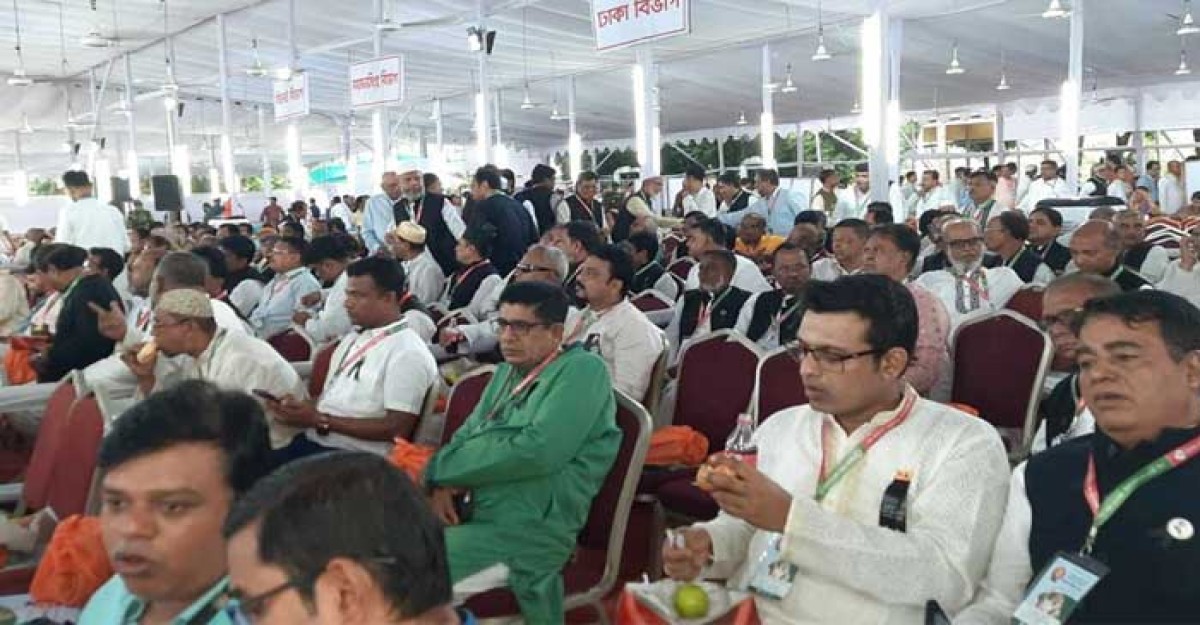 শেখ হাসিনার দিকনির্দেশনা নিতে গণভবনে হাজারো নেতা