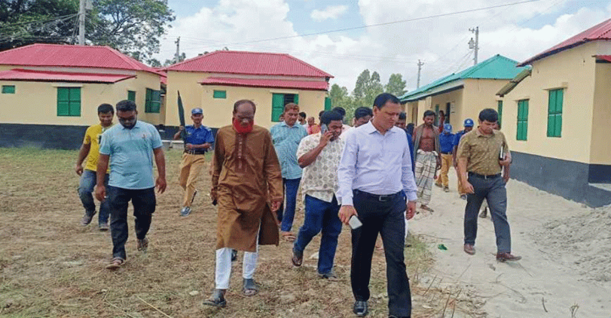 স্বাবলম্বী হওয়ার জাল বুনছেন বেড়ার আশ্রয়ণ প্রকল্পের বাসিন্দারা